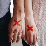 "Røde flag" i begyndelsen af et forhold: Hvilke signaler bør