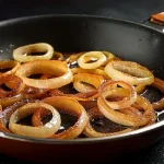 Et trick, så bliver de stegte løg sprøde: Hvad skal du komme på panden? et-trick-saa-bliver-de-stegte-loeg-sproede-hvad-skal.webp.webp