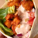 Saftig kyllingerulle med krydret hvidløgsmayonnaisesauce - opskrift på en nærende snack saftig-kyllingerulle-med-krydret-hvidloegsmayonnaisesauce-opskrift-paa-en-naerende.webp.webp