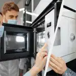 En videnskabsmand har klart svaret på, om mikrobølgestråling er farlig: