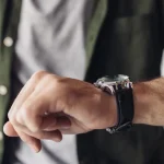 folk-der-gaar-med-armbaandsur-i-smartphone-aeraen-goer-det-af.webp.webp