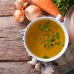 Hvilken bouillon er faktisk sundere - knoglebouillon eller kyllingebouillon: sammenligning